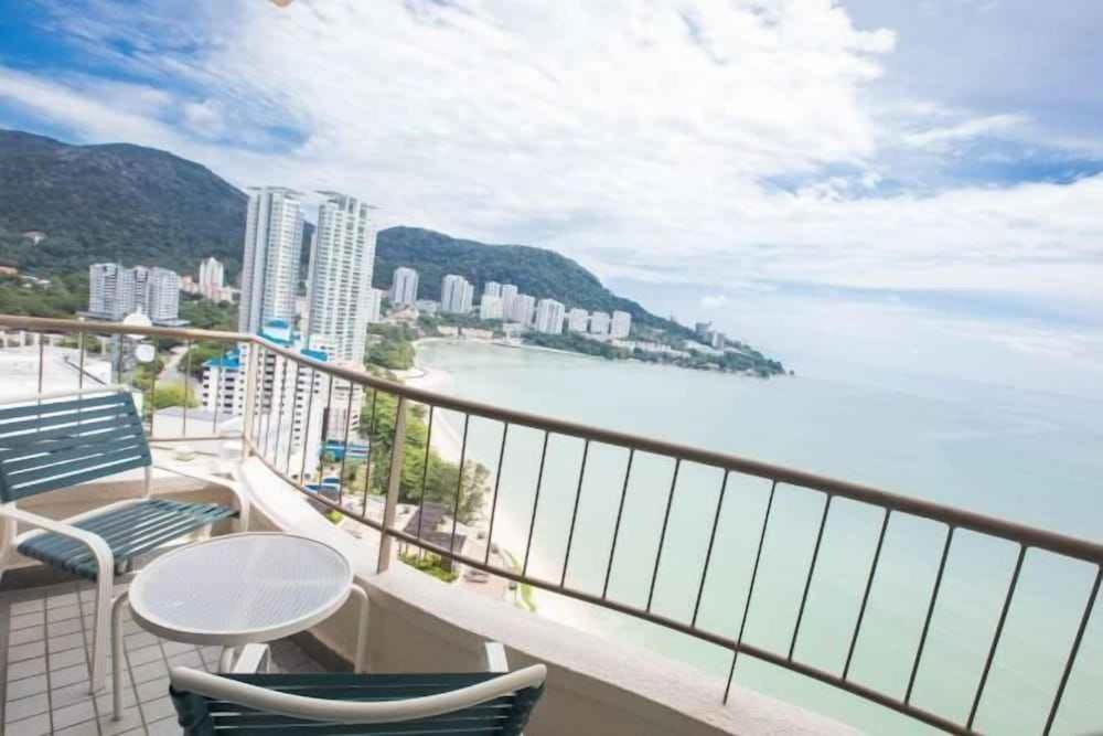 Rainbow Paradise Beachfront Penang Tanjung Bungah  Eksteriør billede